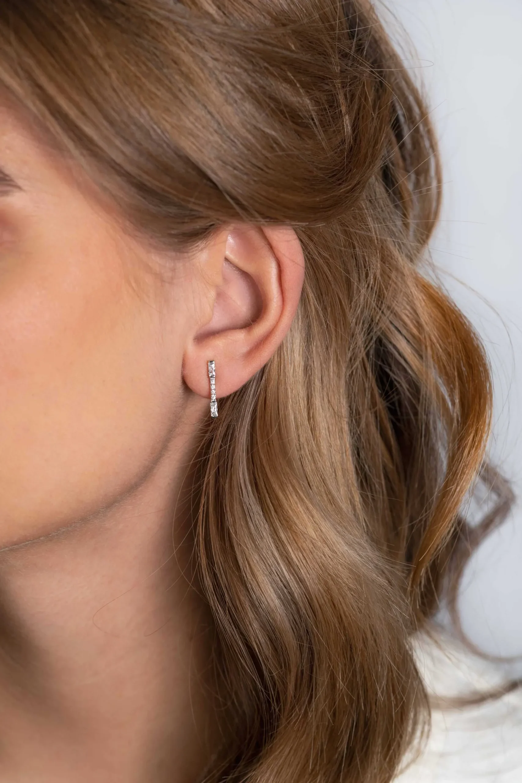 ZINZI zilveren oorstekers staafje 17mm bezet met witte zirconia's ZIO2077