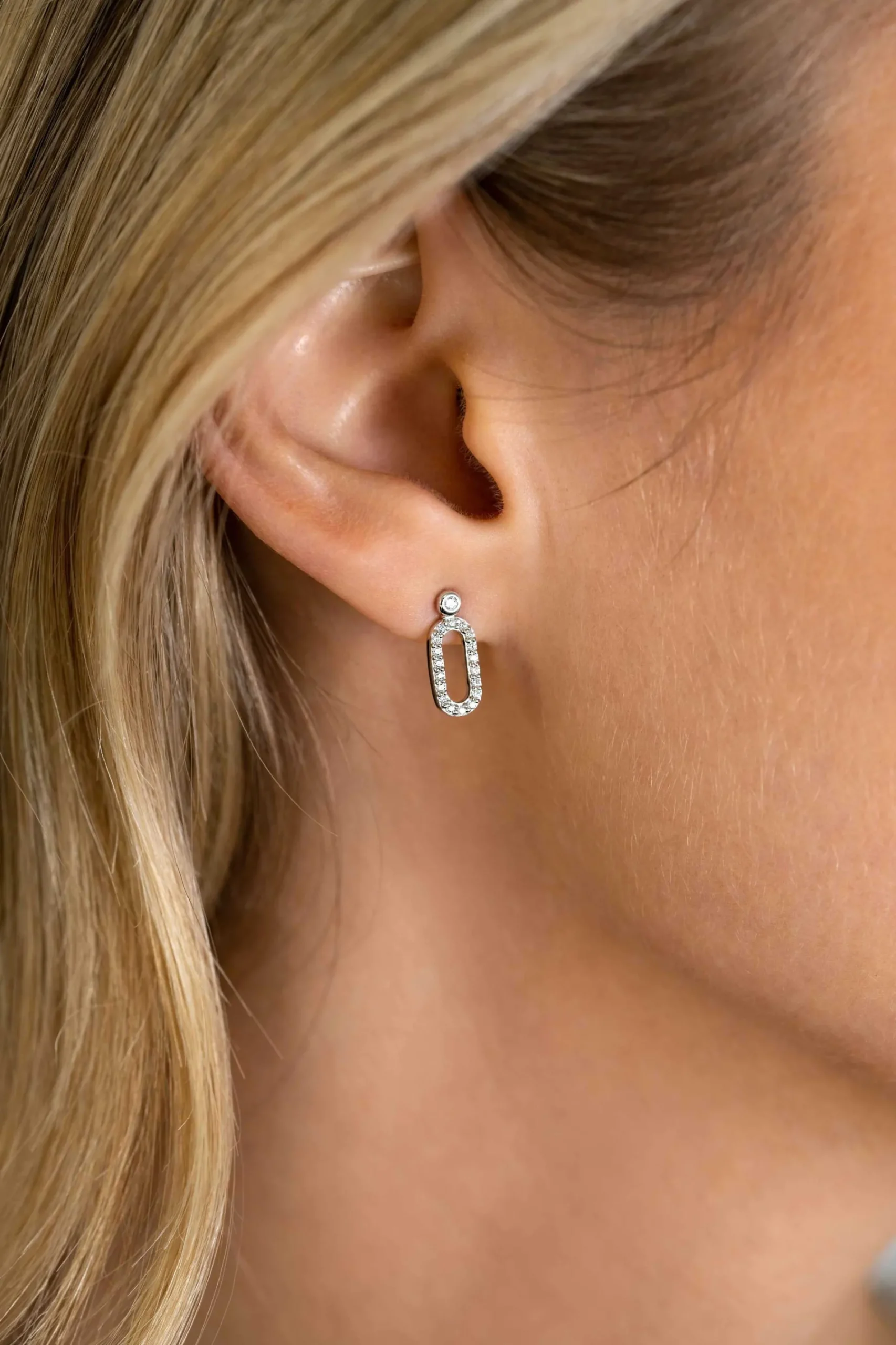 ZINZI zilveren oorstekers (13mm) met een open ovale vorm bezet met witte zirconia's ZIO2398