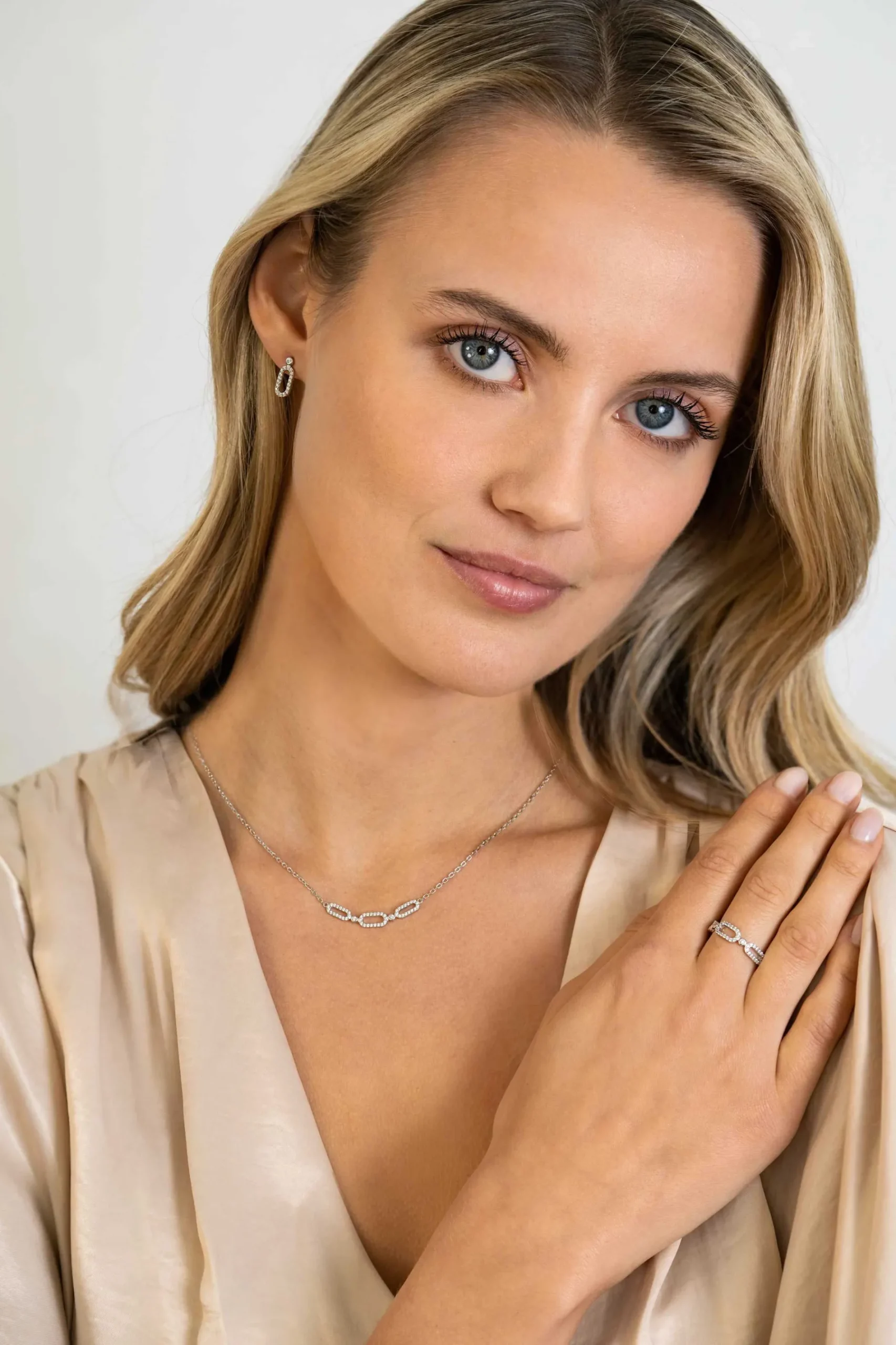 ZINZI zilveren oorstekers (13mm) met een open ovale vorm bezet met witte zirconia's ZIO2398