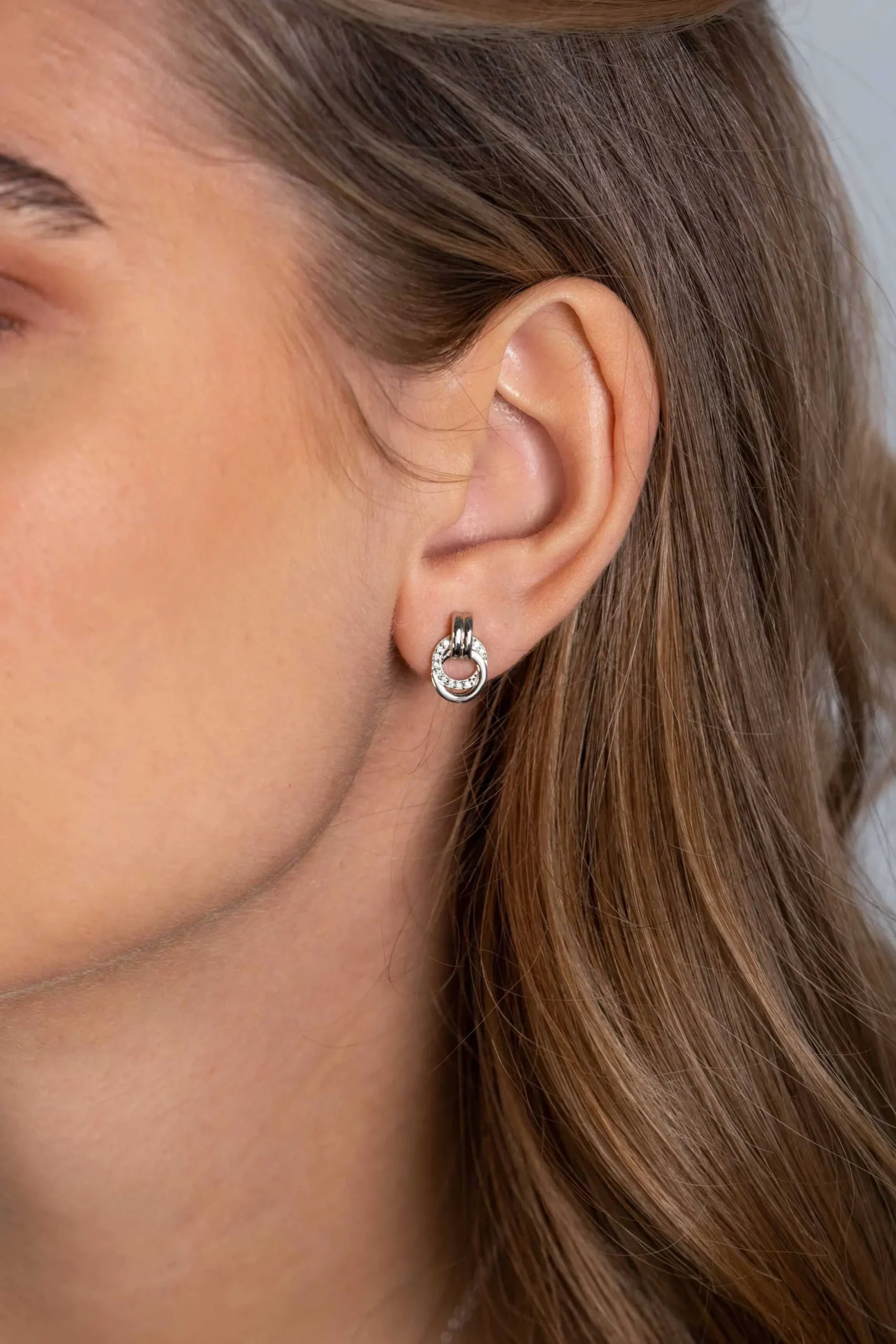 ZINZI zilveren oorstekers 13mm met elkaar verbonden ronde vormen glad en witte zirconia ZIO2266