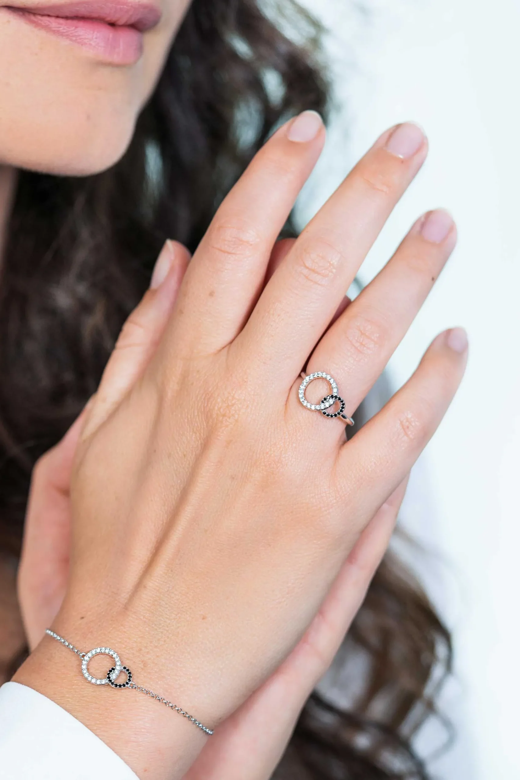 ZINZI zilveren ring 2 ronde vormen verbonden zwart wit ZIR1987