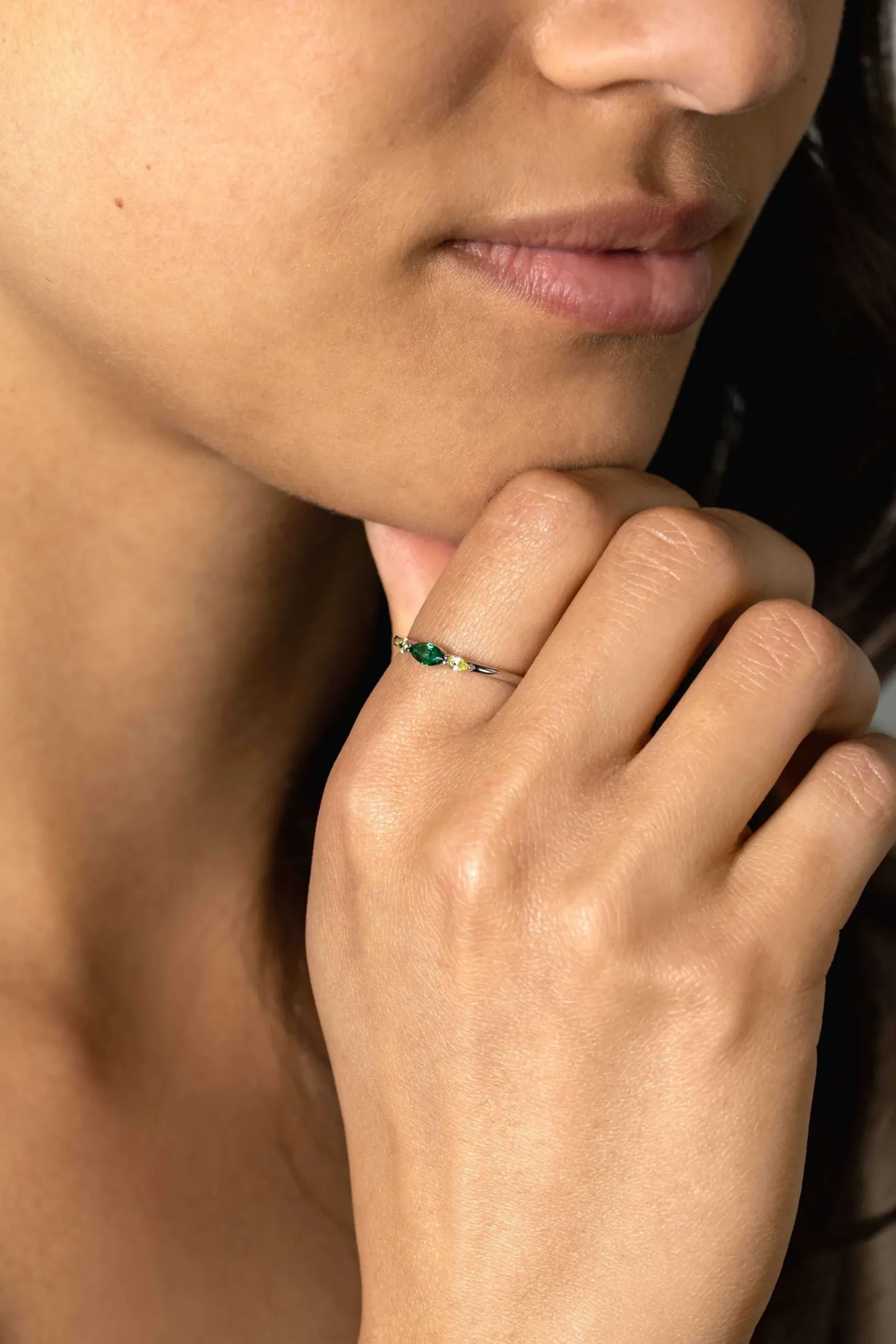 ZINZI zilveren ring bezet met ovale zirconia's in groen en geel ZIR2499