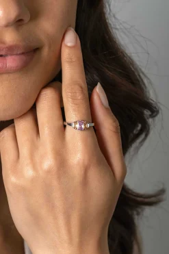 ZINZI zilveren ring, bezet met baguette geslepen zirconia's in de kleuren wit, champagne en roze ZIR2490