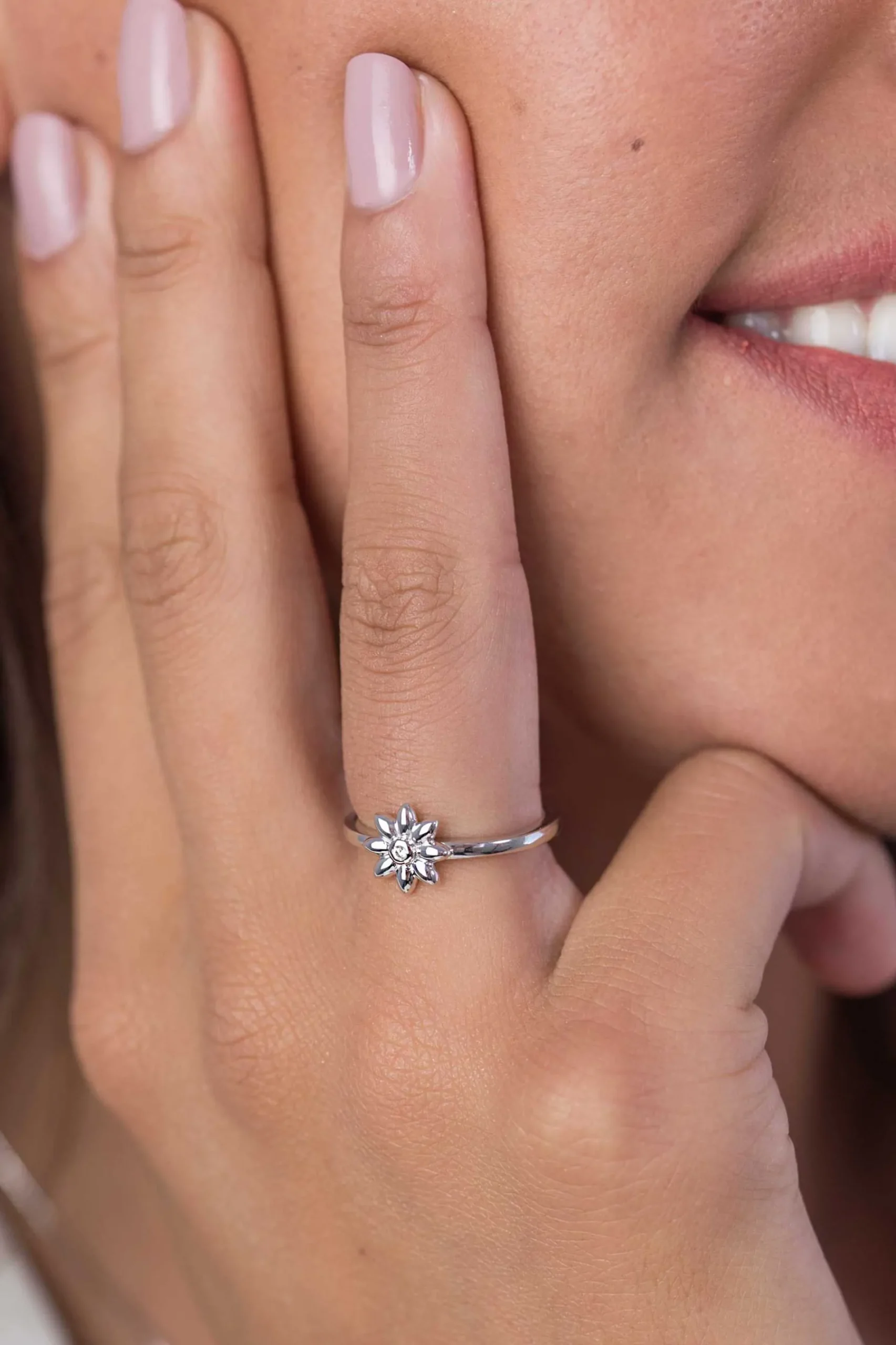 ZINZI zilveren ring bloem wit 9mm ZIR1888
