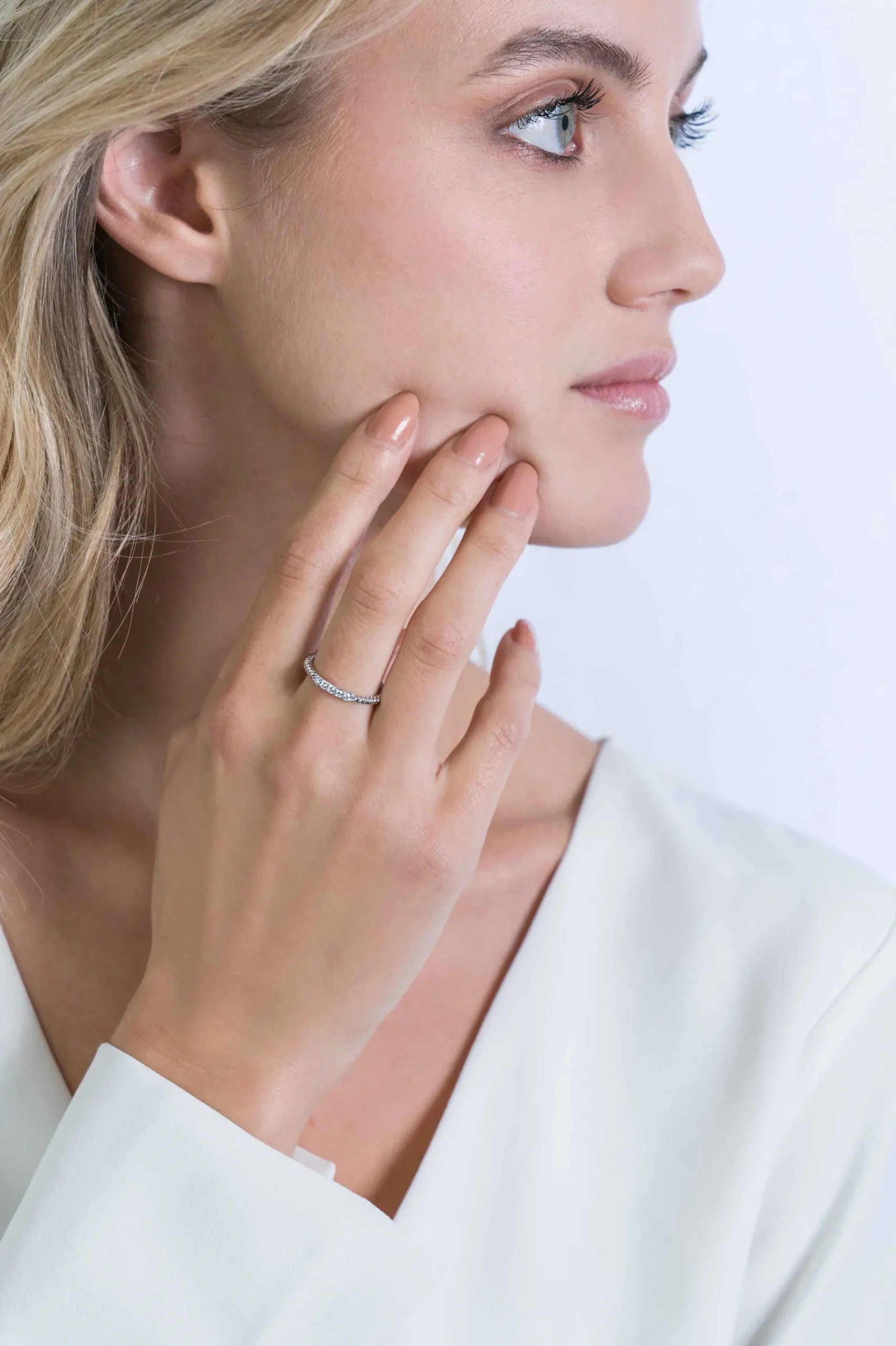 ZINZI zilveren ring gedraaid 2mm witte zirconia's ZIR2128