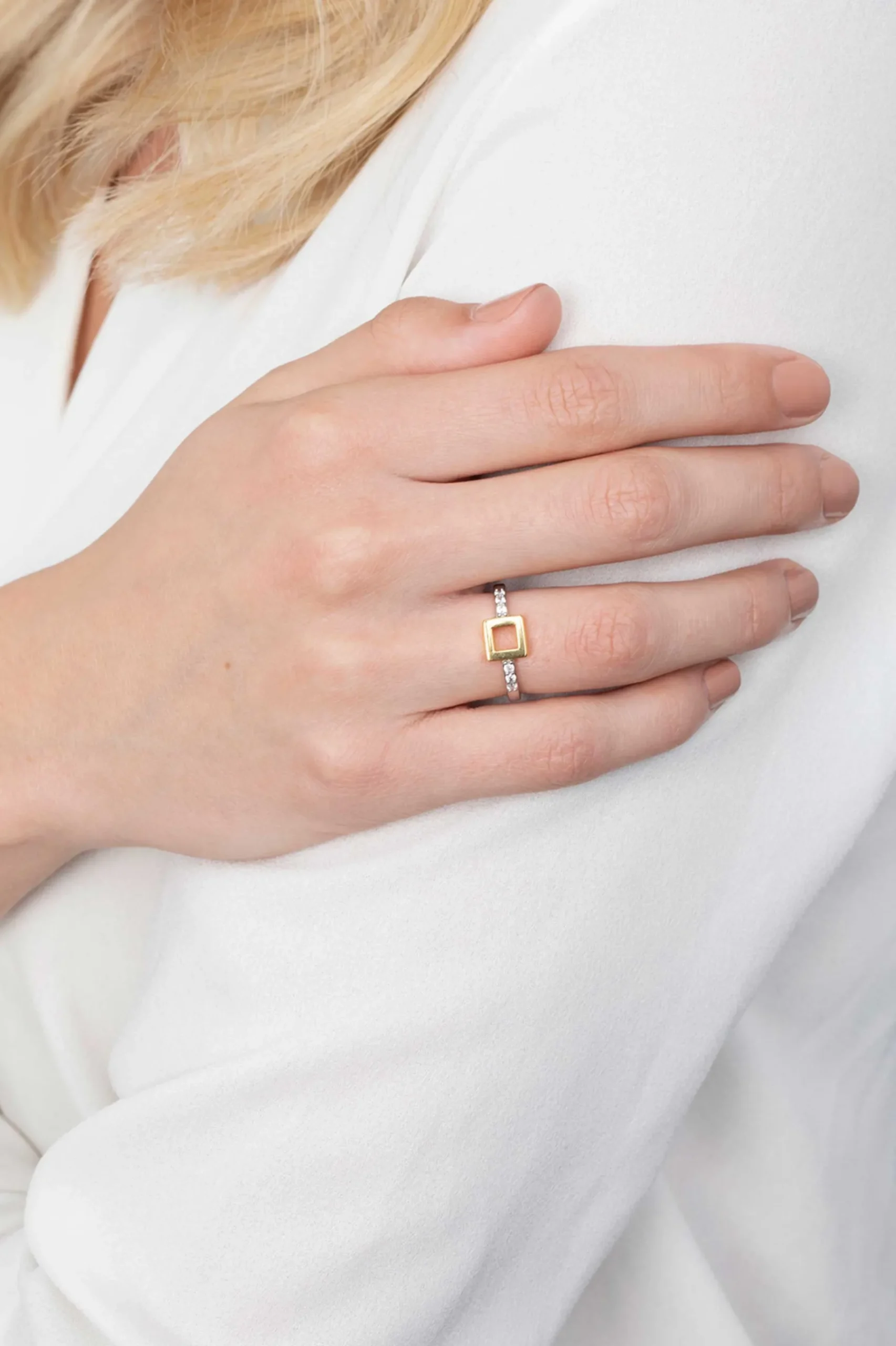 ZINZI zilveren ring geel verguld vierkant wit ZIR1862G