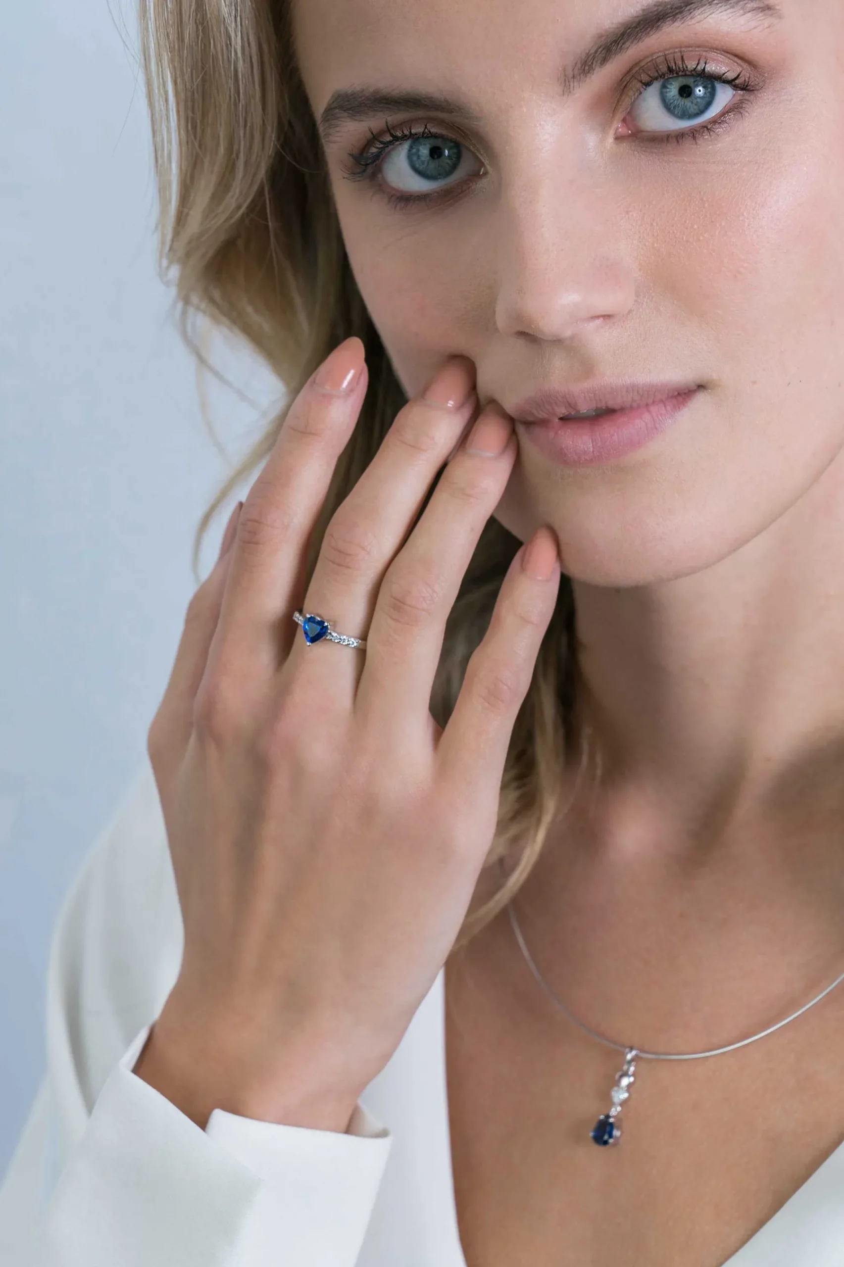 ZINZI zilveren ring hart saffierblauw en witte zirconia's ZIR2134B