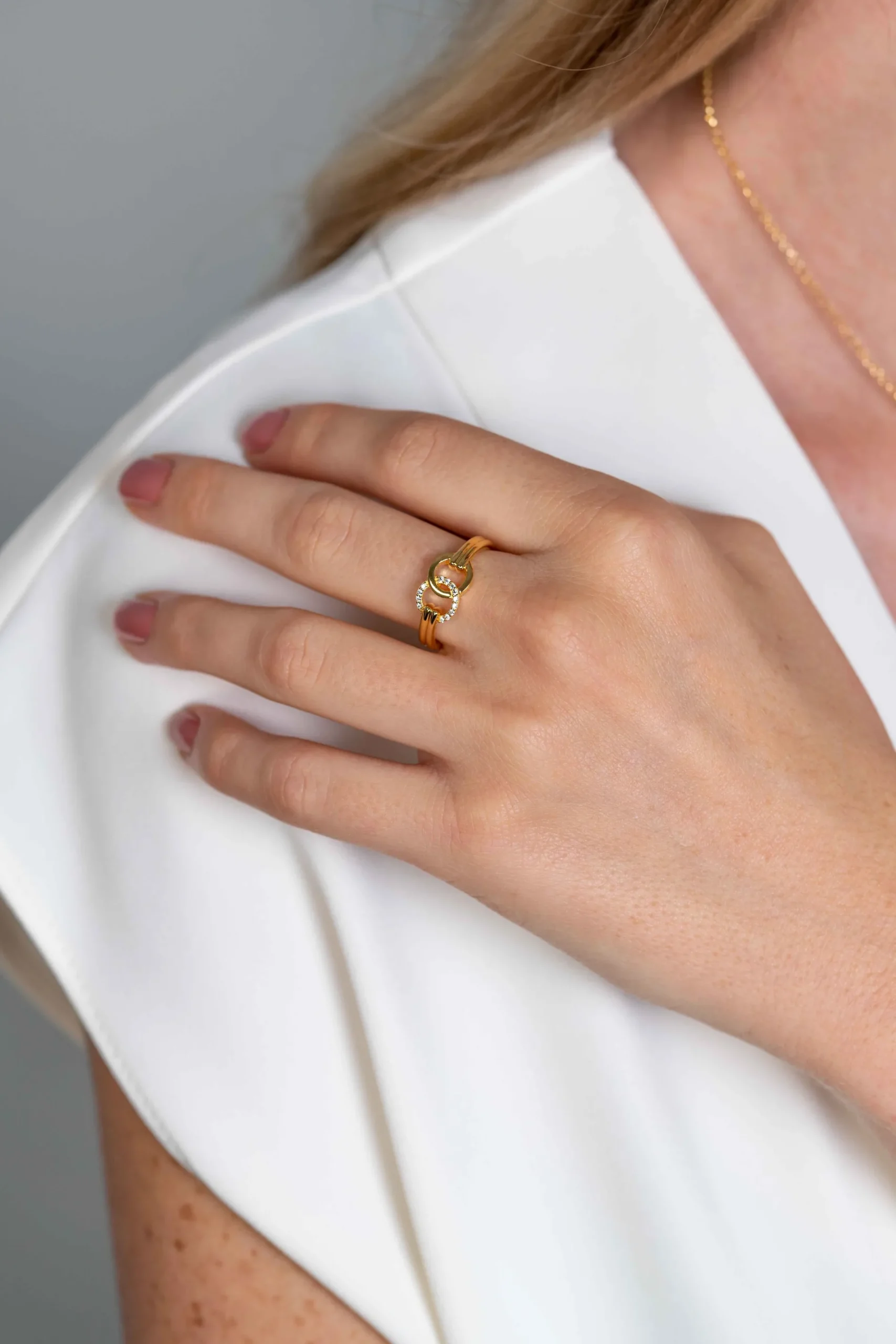 ZINZI zilveren ring in 14K geelverguld, twee ronde vormen met elkaar verbonden wit ZIR2266Y