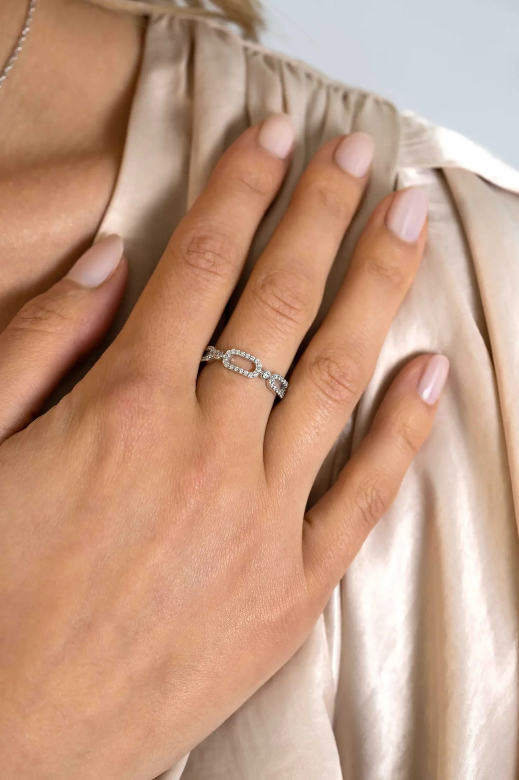 ZINZI zilveren ring met drie trendy ovale schakels, schitterend bezet met witte zirconia's ZIR2398