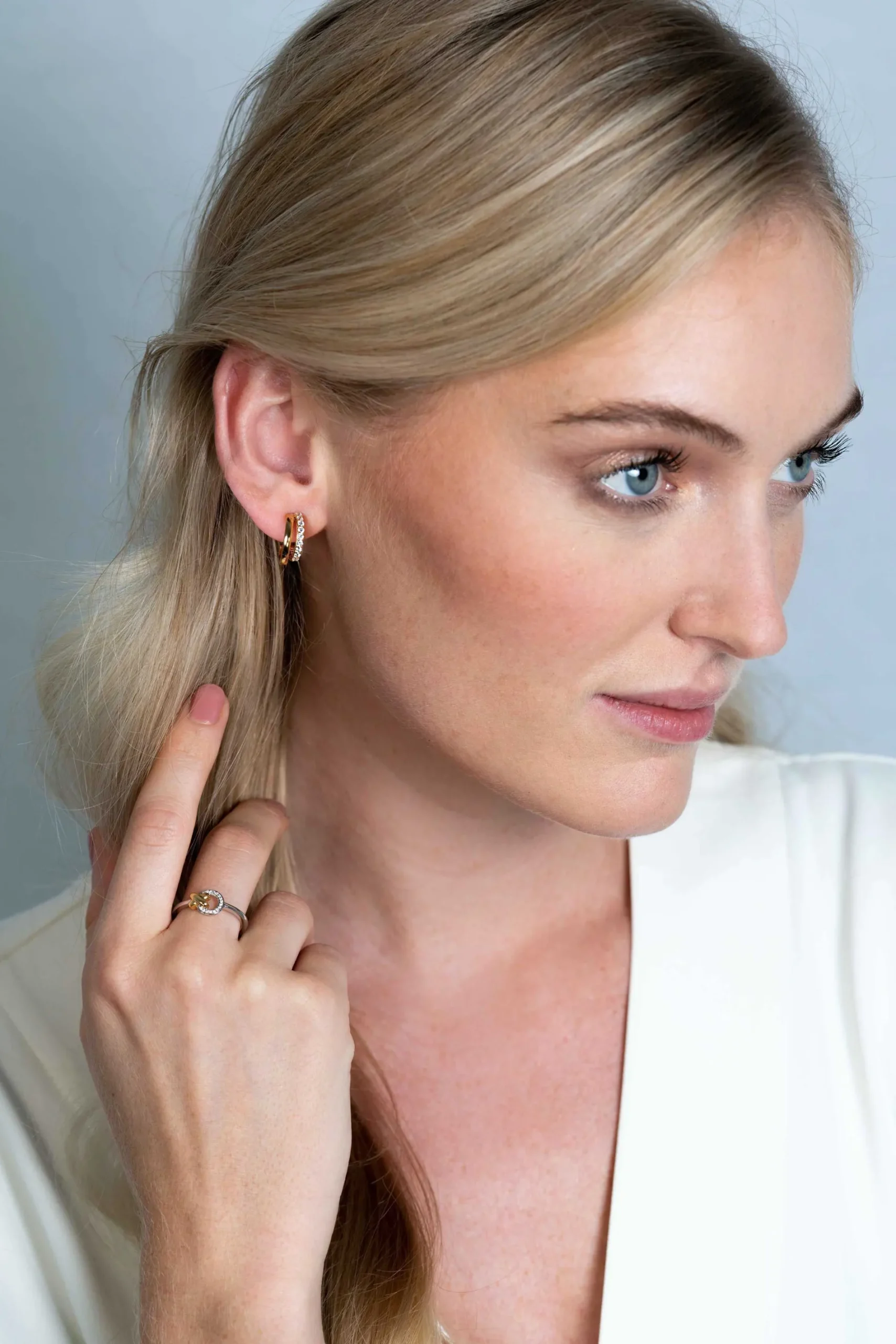 ZINZI zilveren ring met extra 14K geel vergulde X-vorm en ronde vorm met witte zirconia's ZIR2260