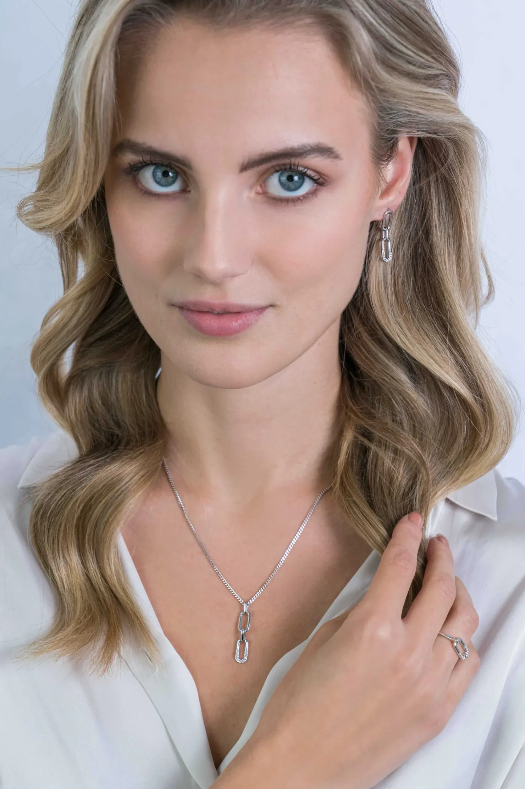 ZINZI zilveren ring met grote ovale schakel witte zirconia's ZIR2114