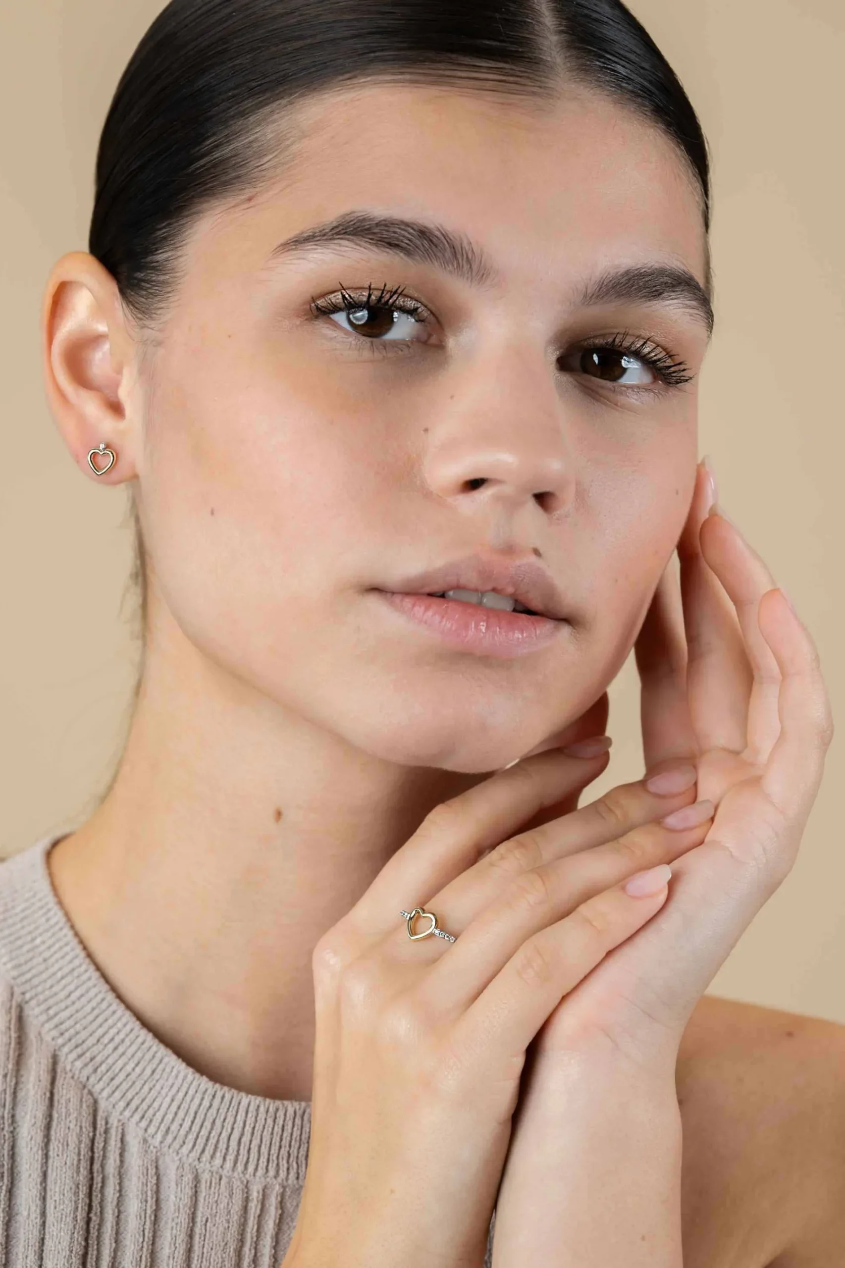ZINZI zilveren ring met gold plated open hartje 8mm en witte zirconia's ZIR2566