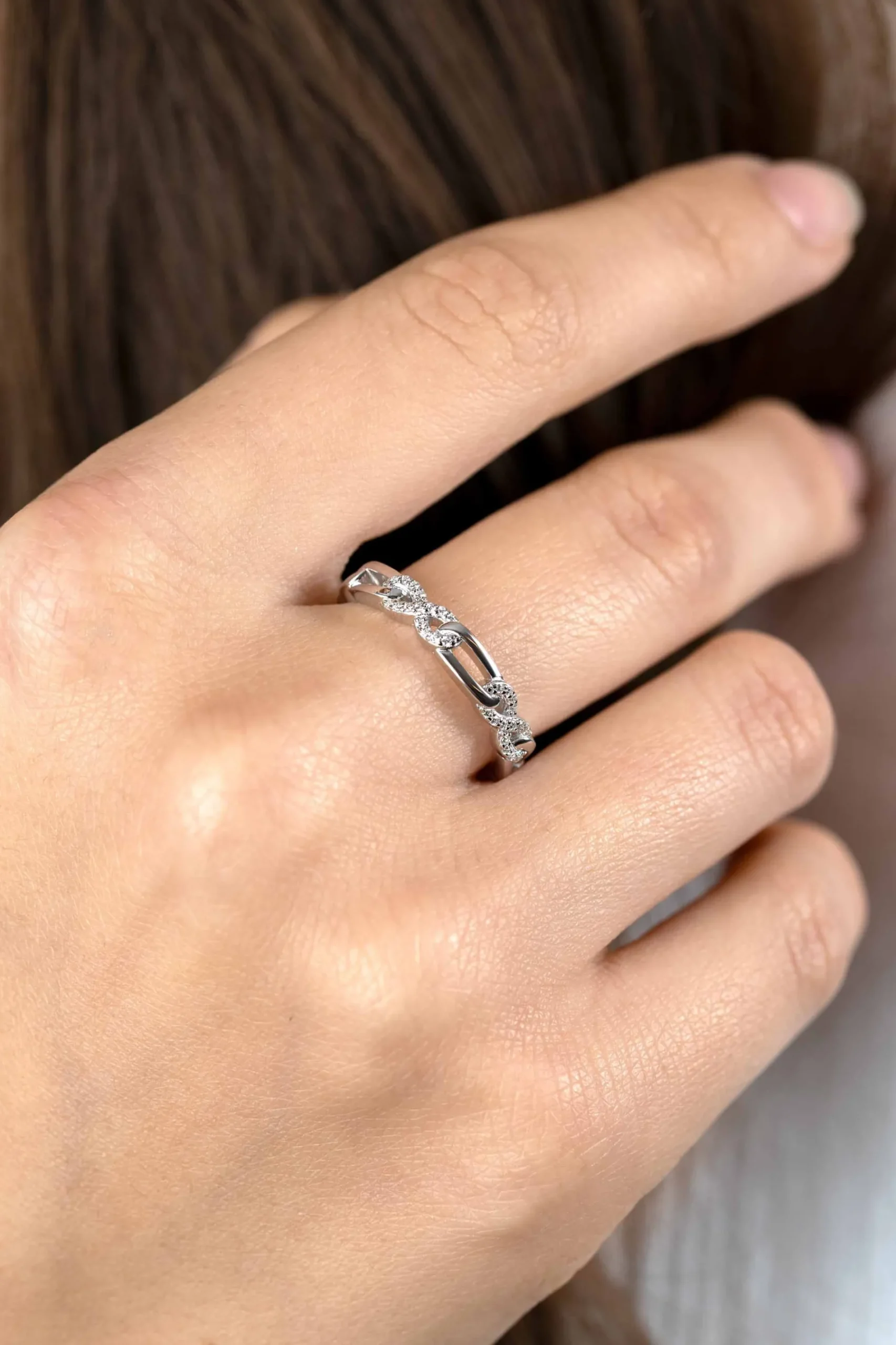 ZINZI zilveren ring met infinity vormen bezet met witte zirconia's en verbonden met gladde ovale schakels ZIR2570