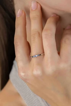 ZINZI zilveren ring met ronde chatonzettingen paarse en licht blauwe kleurstenen 3mm breed ZIR2564