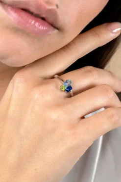 ZINZI zilveren ring met rechthoekige zettingen, bezet met licht groene, licht blauwe en saffier blauwe kleurstenen ZIR2496