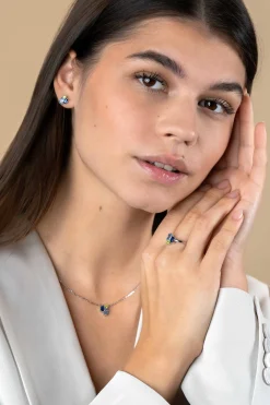 ZINZI zilveren ring met rechthoekige zettingen, bezet met licht groene, licht blauwe en saffier blauwe kleurstenen ZIR2496
