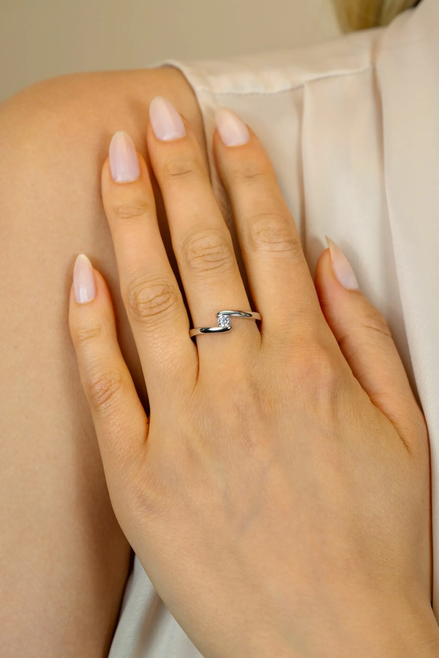 ZINZI zilveren ring (6mm breed) met ronde zirkonia, sierlijk omklemd door twee banen ZIR2766