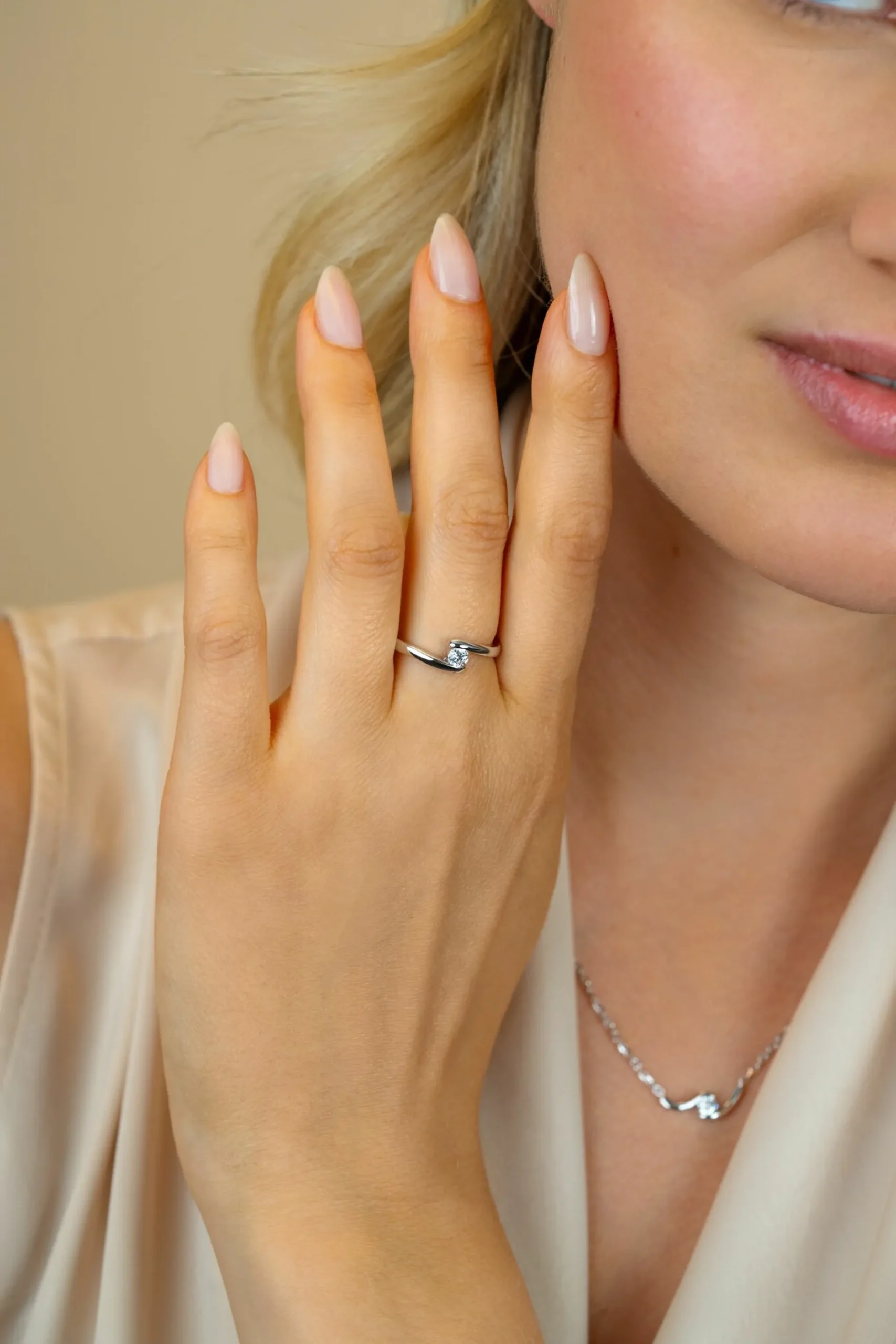 ZINZI zilveren ring (6mm breed) met ronde zirkonia, sierlijk omklemd door twee banen ZIR2766