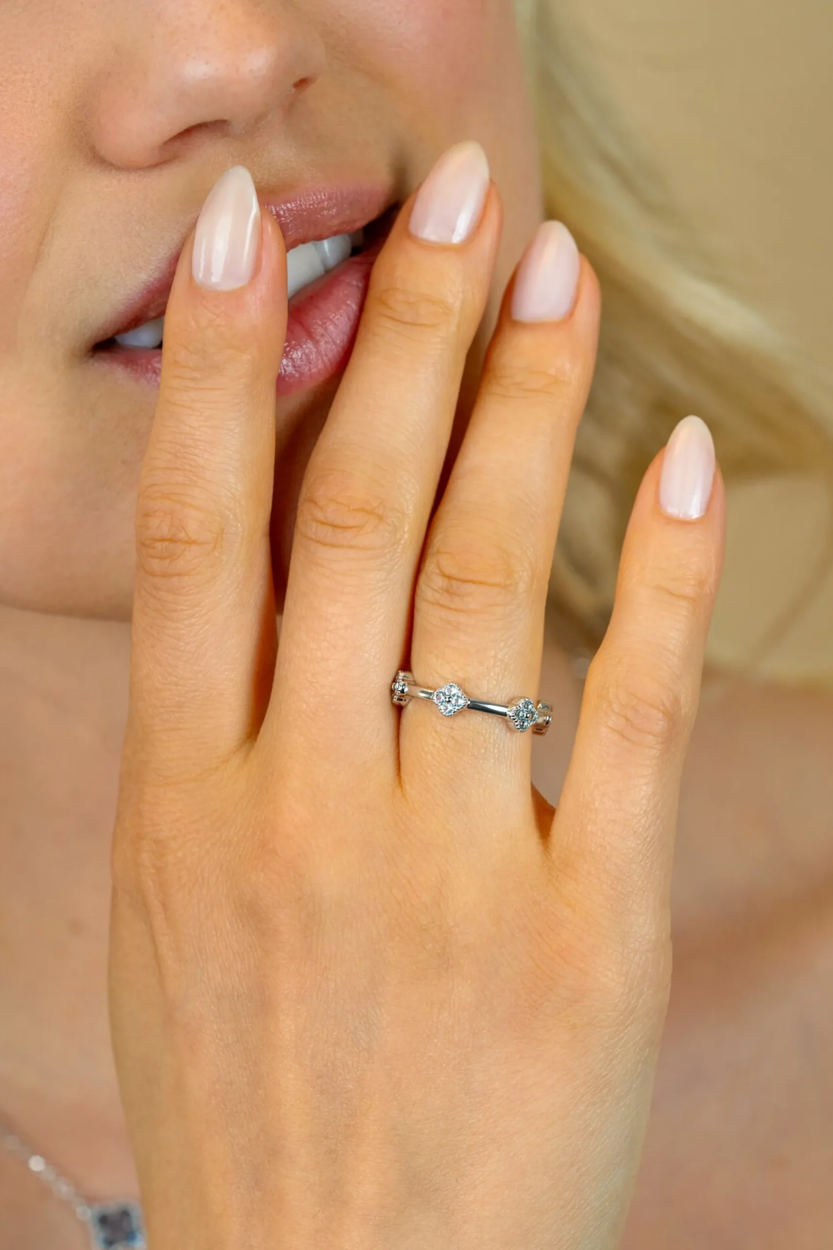 ZINZI zilveren ring (5mm breed) met lichtblauwe klavers ZIR2663