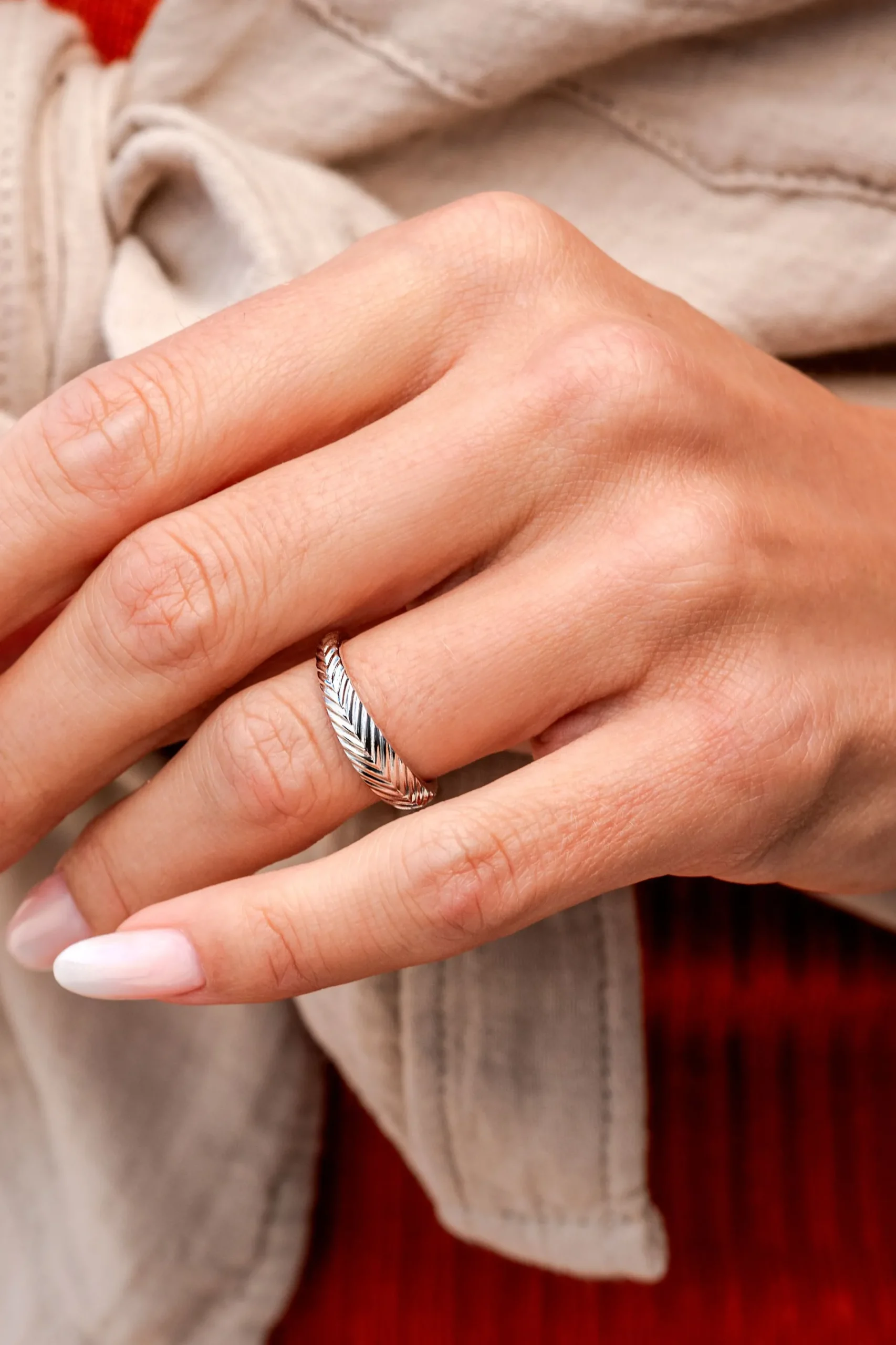 ZINZI zilveren ring (5mm breed) met veertjesmotief ZIR2644