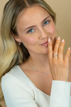 ZINZI zilveren ring (4mm breed) slagmodel bezet met witte zirkonia’s ZIR2729