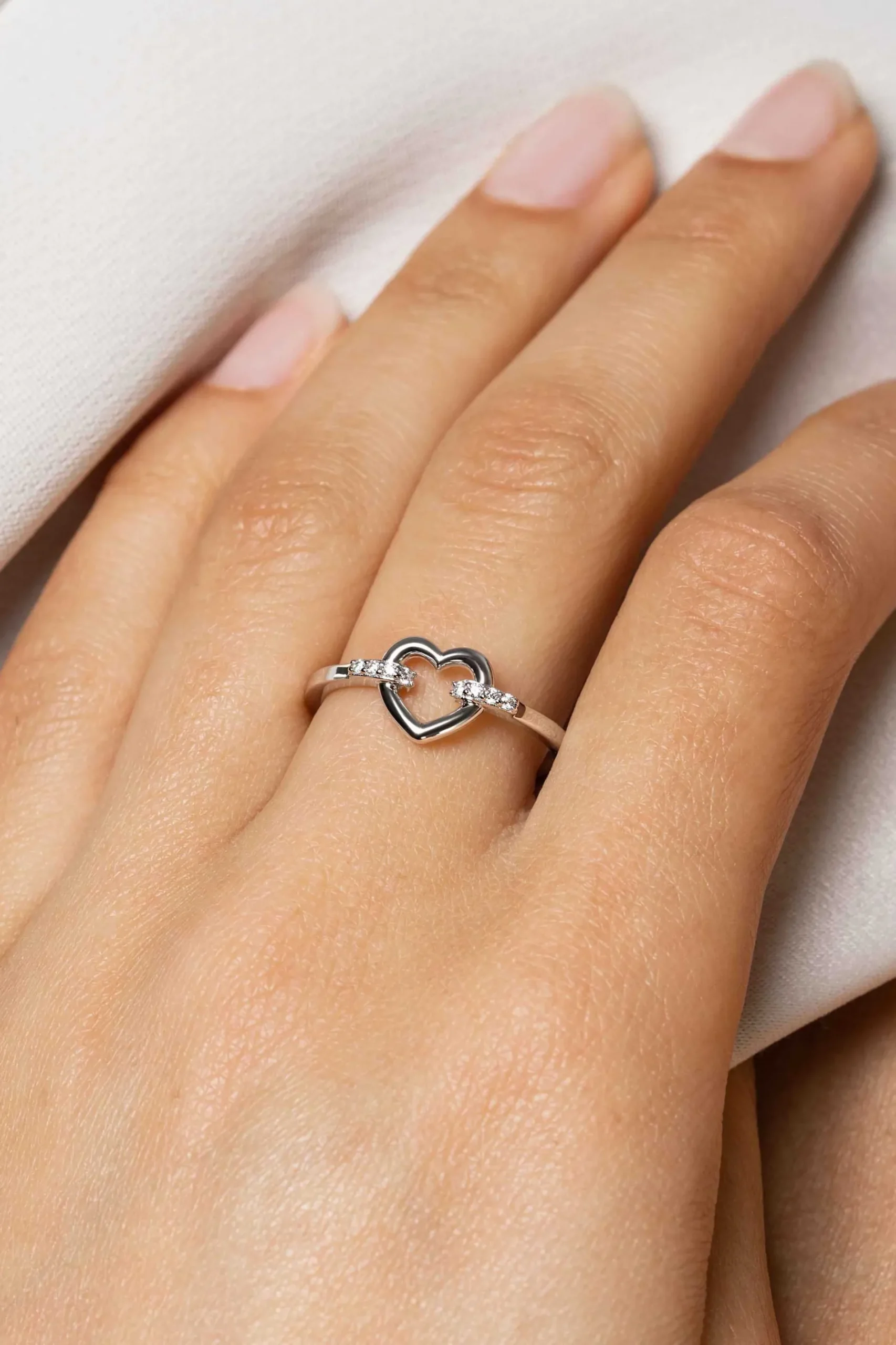 ZINZI zilveren ring open hart, bezet met witte zirconia's in band ZIR1755