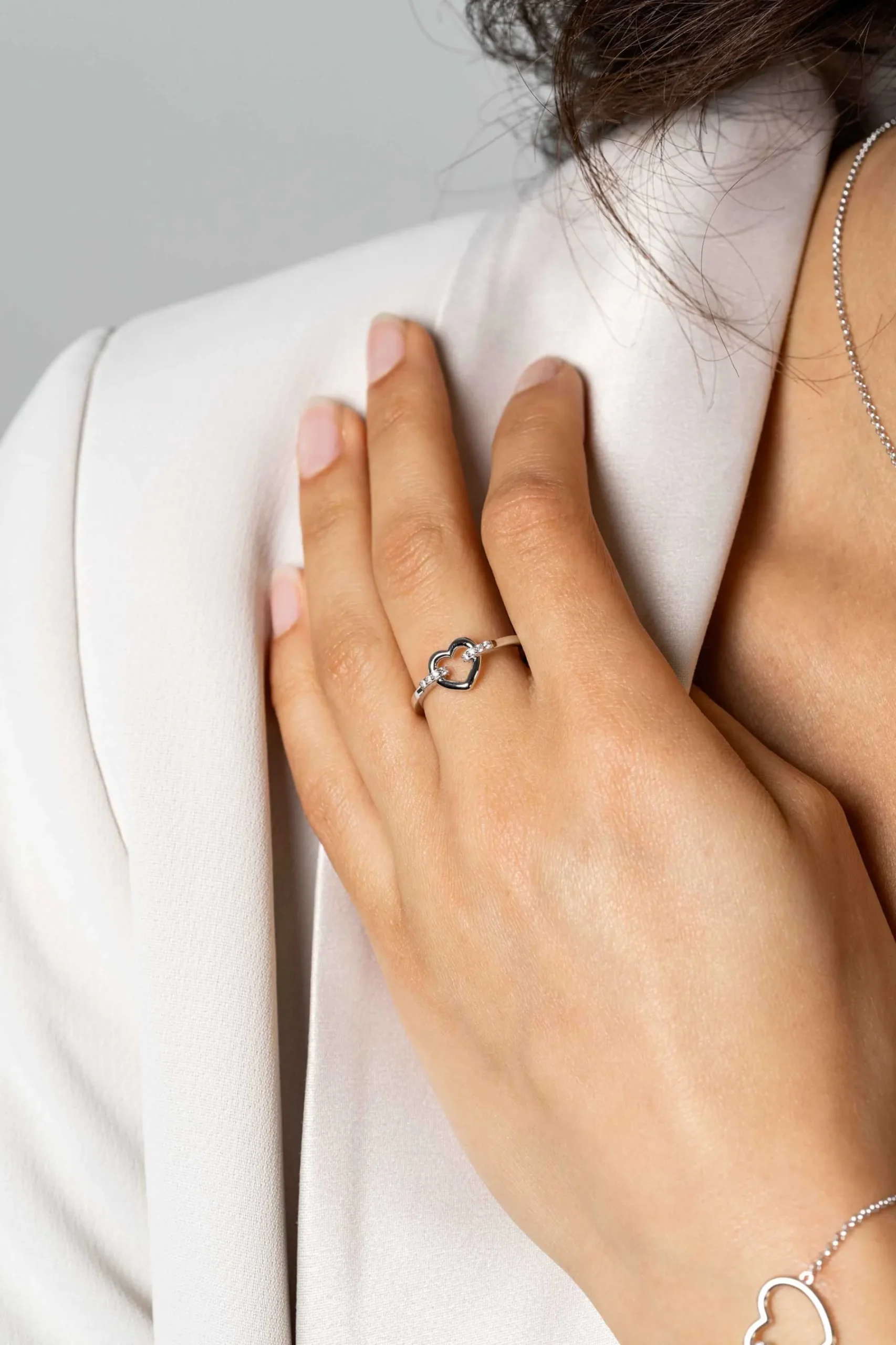 ZINZI zilveren ring open hart, bezet met witte zirconia's in band ZIR1755