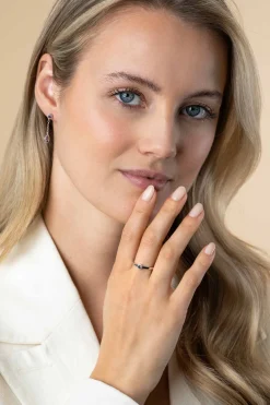ZINZI zilveren ring ronde zetting met paarse kleursteen en rondom witte zirconia's 4,5mm breed ZIR2561