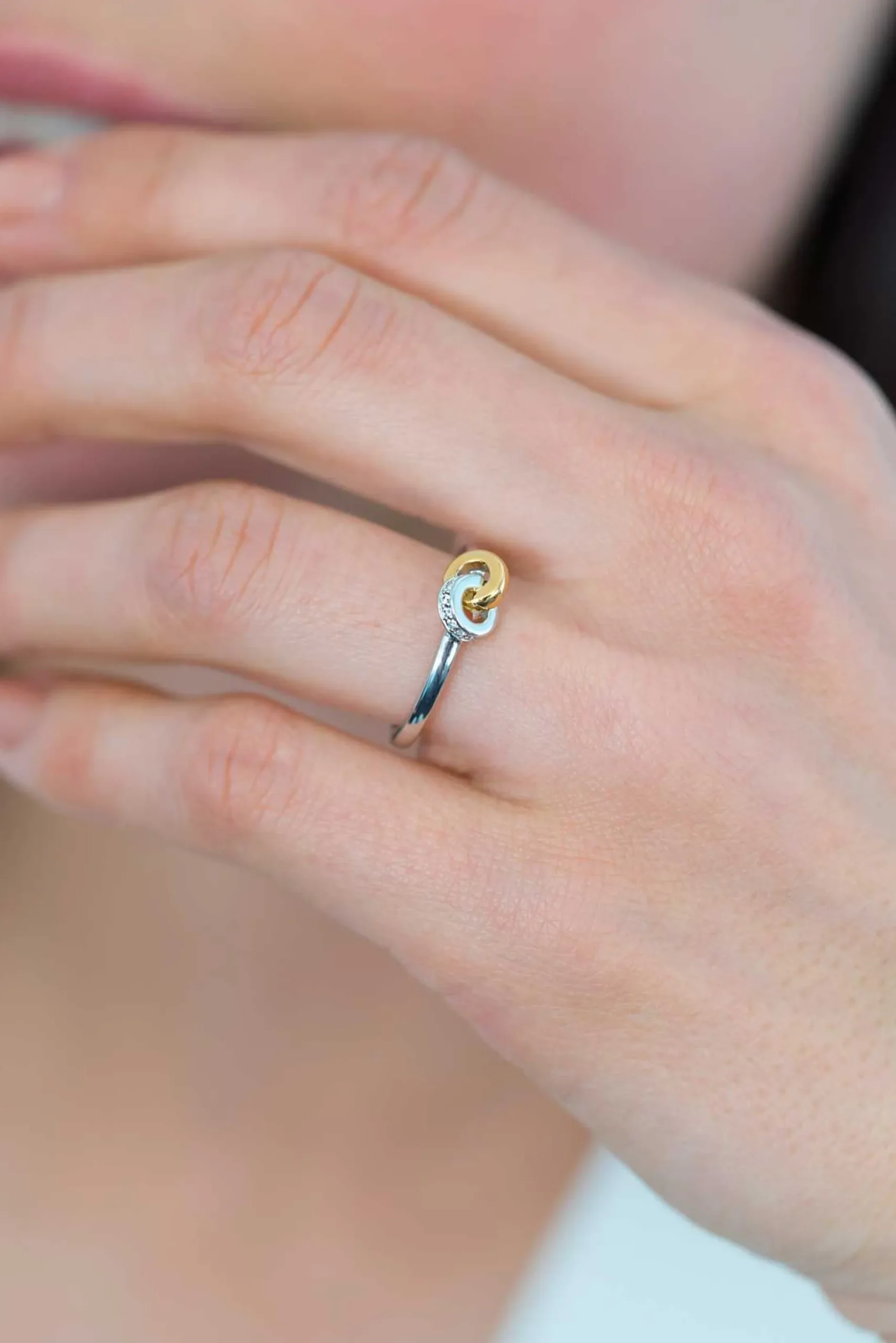 ZINZI zilveren ring ronde vormen met elkaar verbonden witte zirconia's ZIR2102