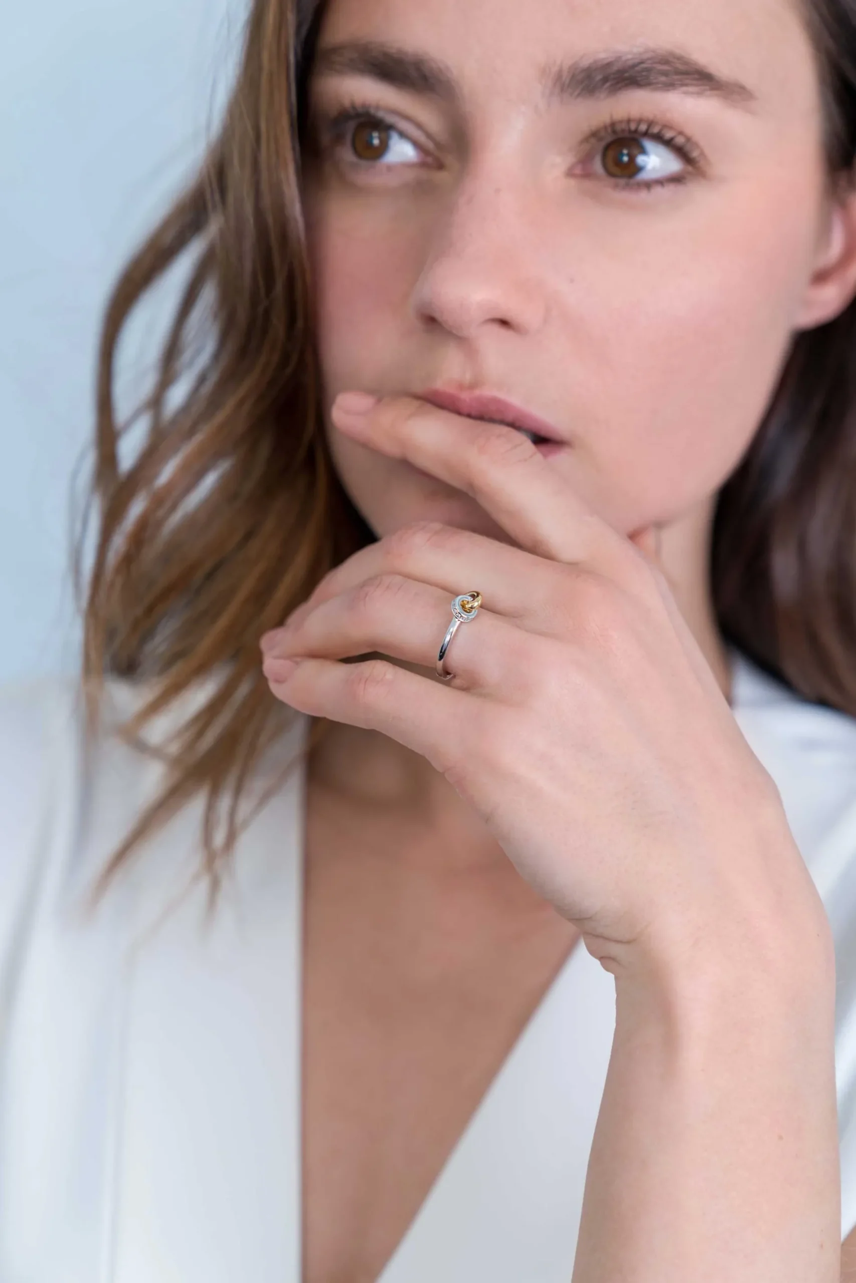 ZINZI zilveren ring ronde vormen met elkaar verbonden witte zirconia's ZIR2102