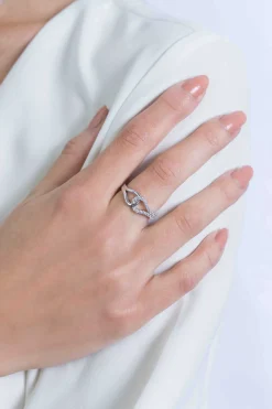 ZINZI zilveren ring symboliseert verbondenheid met witte zirconia's ZIR2119