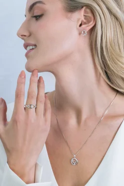 ZINZI zilveren ring symboliseert verbondenheid met witte zirconia's ZIR2119