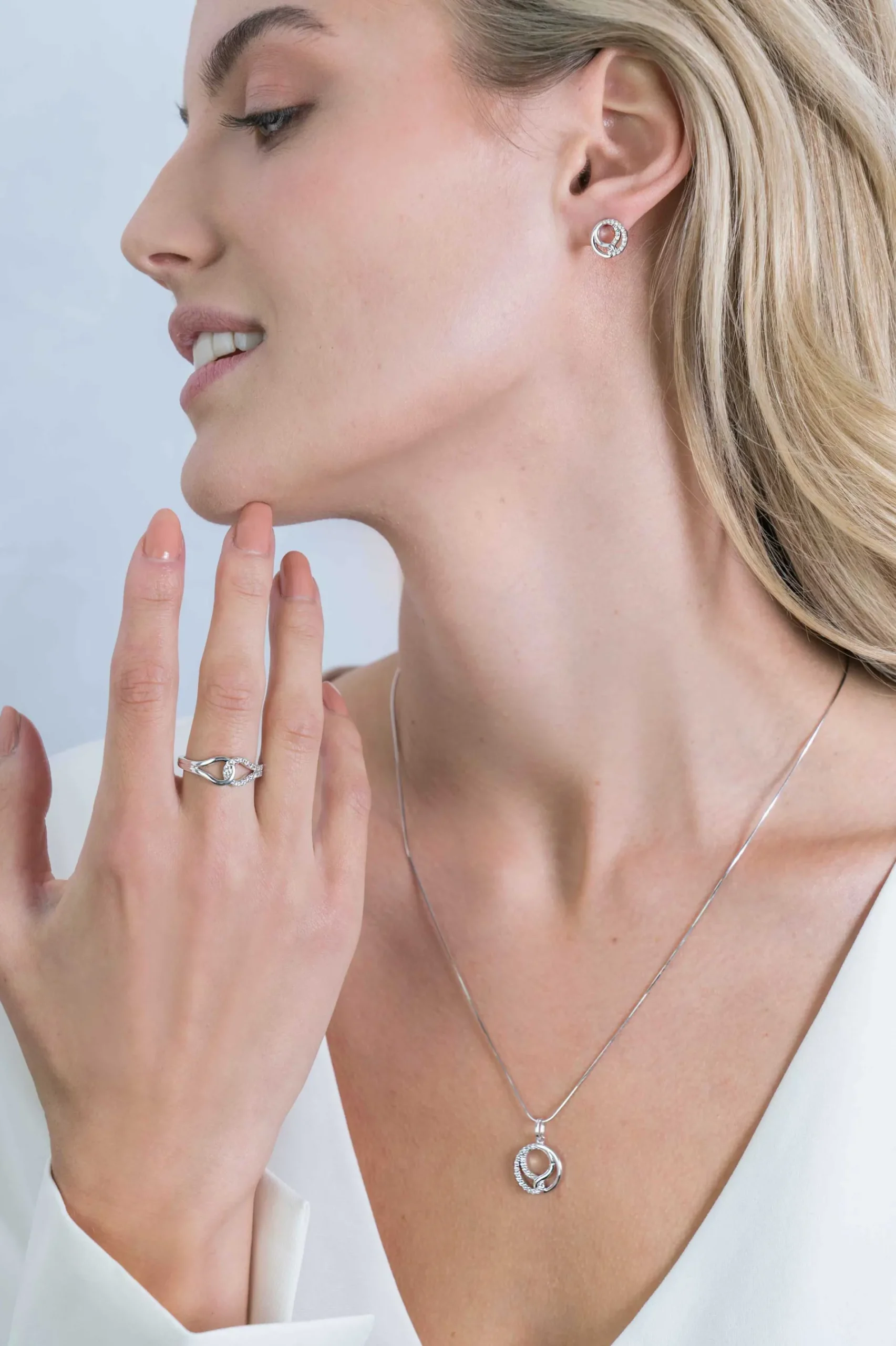 ZINZI zilveren ring symboliseert verbondenheid met witte zirconia's ZIR2119