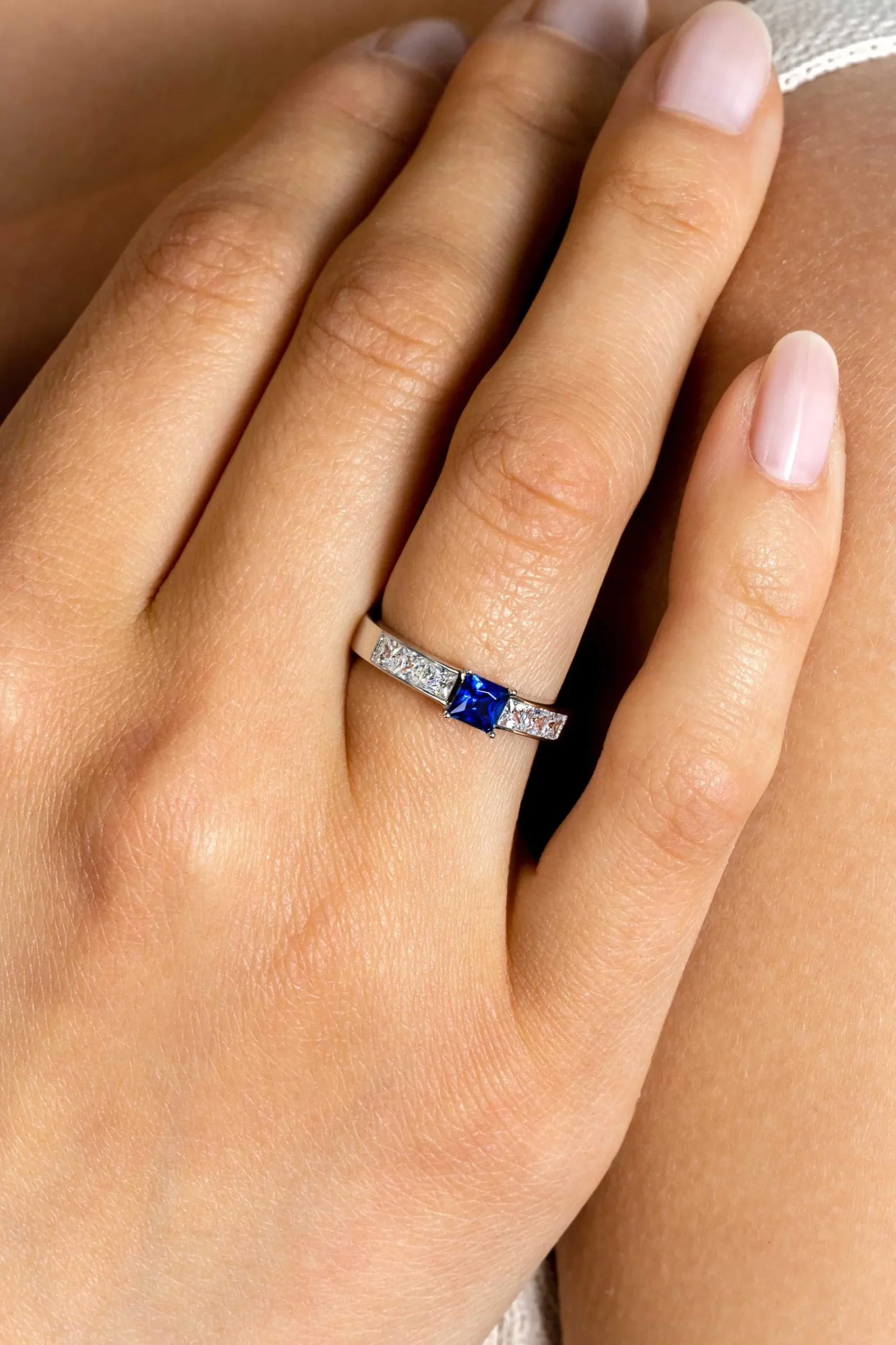 ZINZI zilveren ring vierkant saffierblauw en witte zirconia's ZIR2453