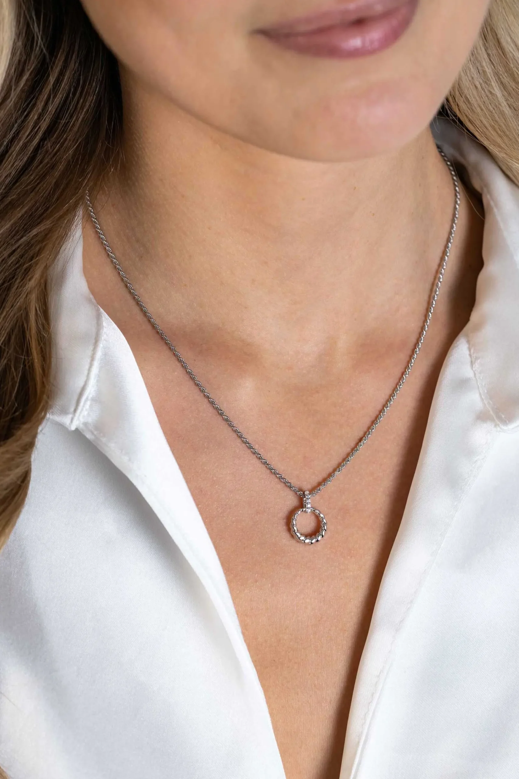 ZINZI zilveren ronde hanger 15mm gedraaid motief, hangoog bezet met witte zirconia's ZIH2403 (zonder collier)