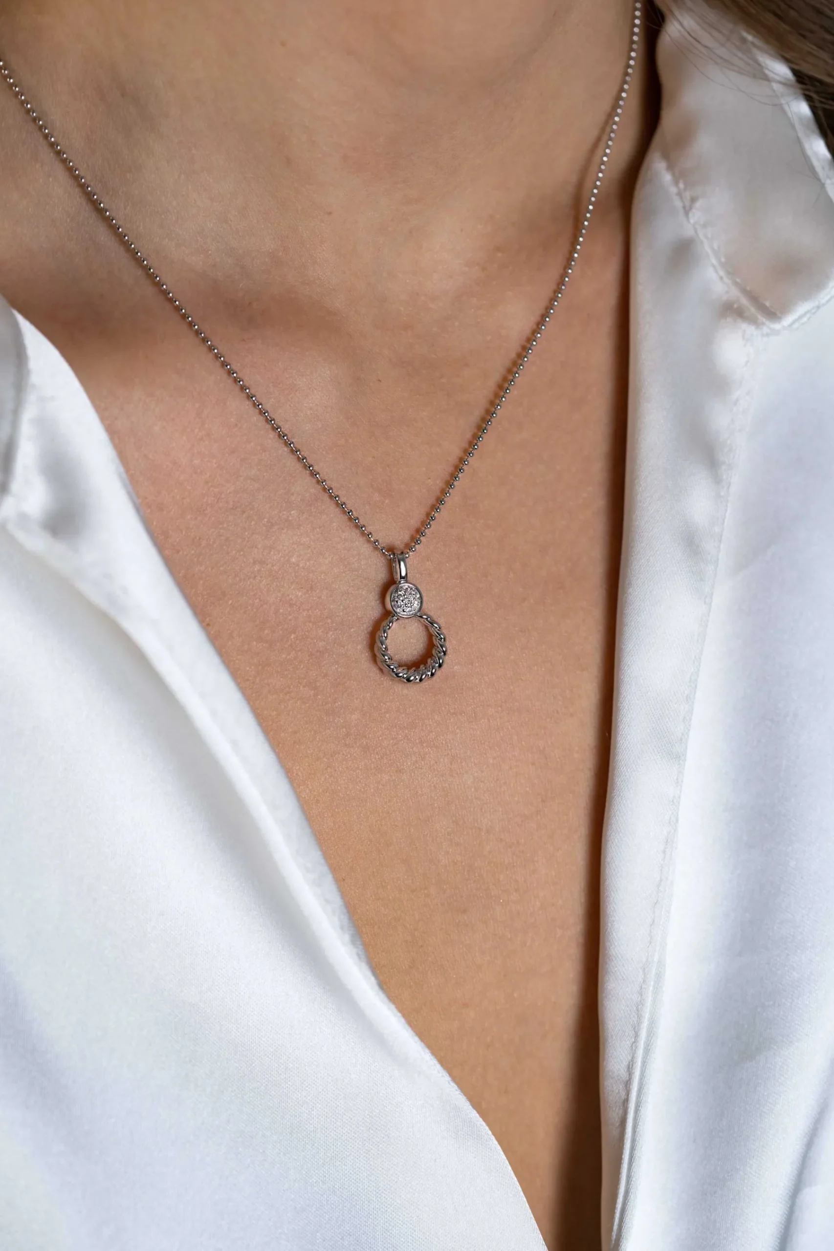 ZINZI zilveren ronde hanger 20mm gedraaid motief, bezet met witte zirconia's ZIH2390 (zonder collier)