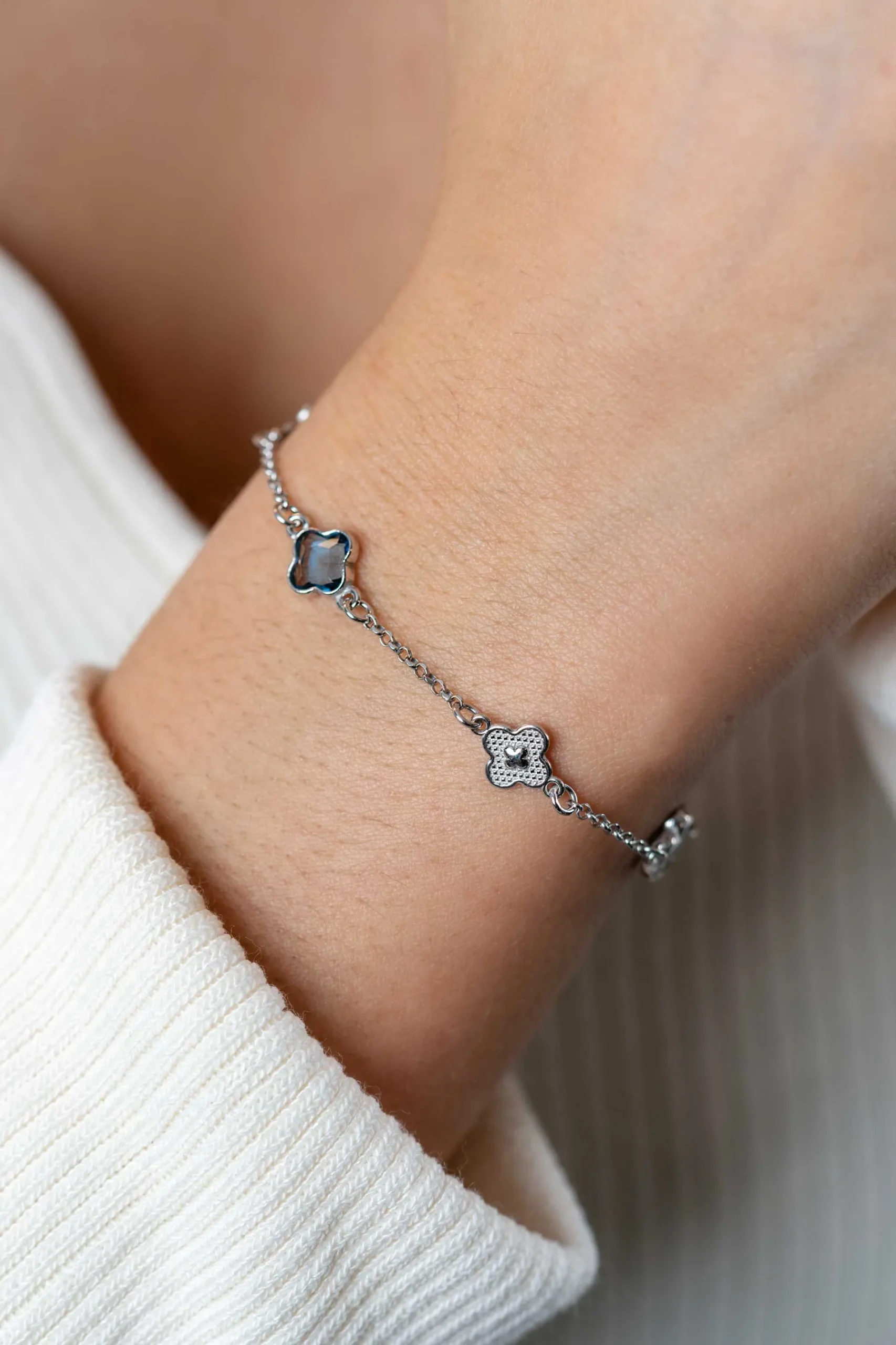 ZINZI zilveren schakel armband met twee zilveren en drie blauwe klavers 16-19cm ZIA2582