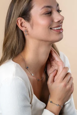ZINZI zilveren schakel ketting met twee zilveren en drie blauwe klavers 40-45cm ZIC2582