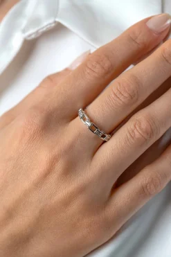 ZINZI zilveren schakelring met vierkante schakels, waarvan zes schakels zijn bezet met witte zirconia ZIR2546