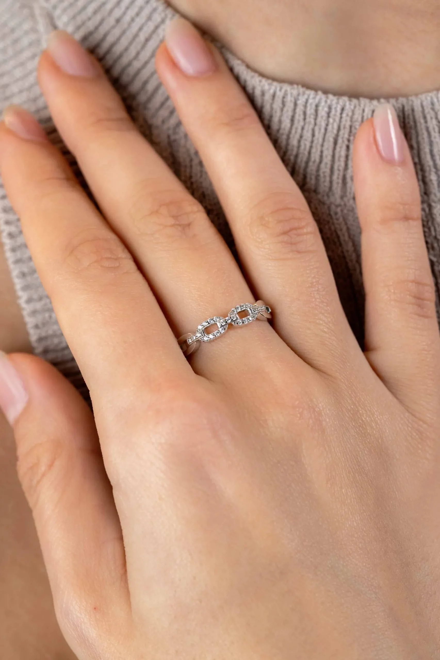 ZINZI zilveren schakelring met trendy ovale schakels, schitterend bezet met witte zirconia's 4mm breed ZIR2552