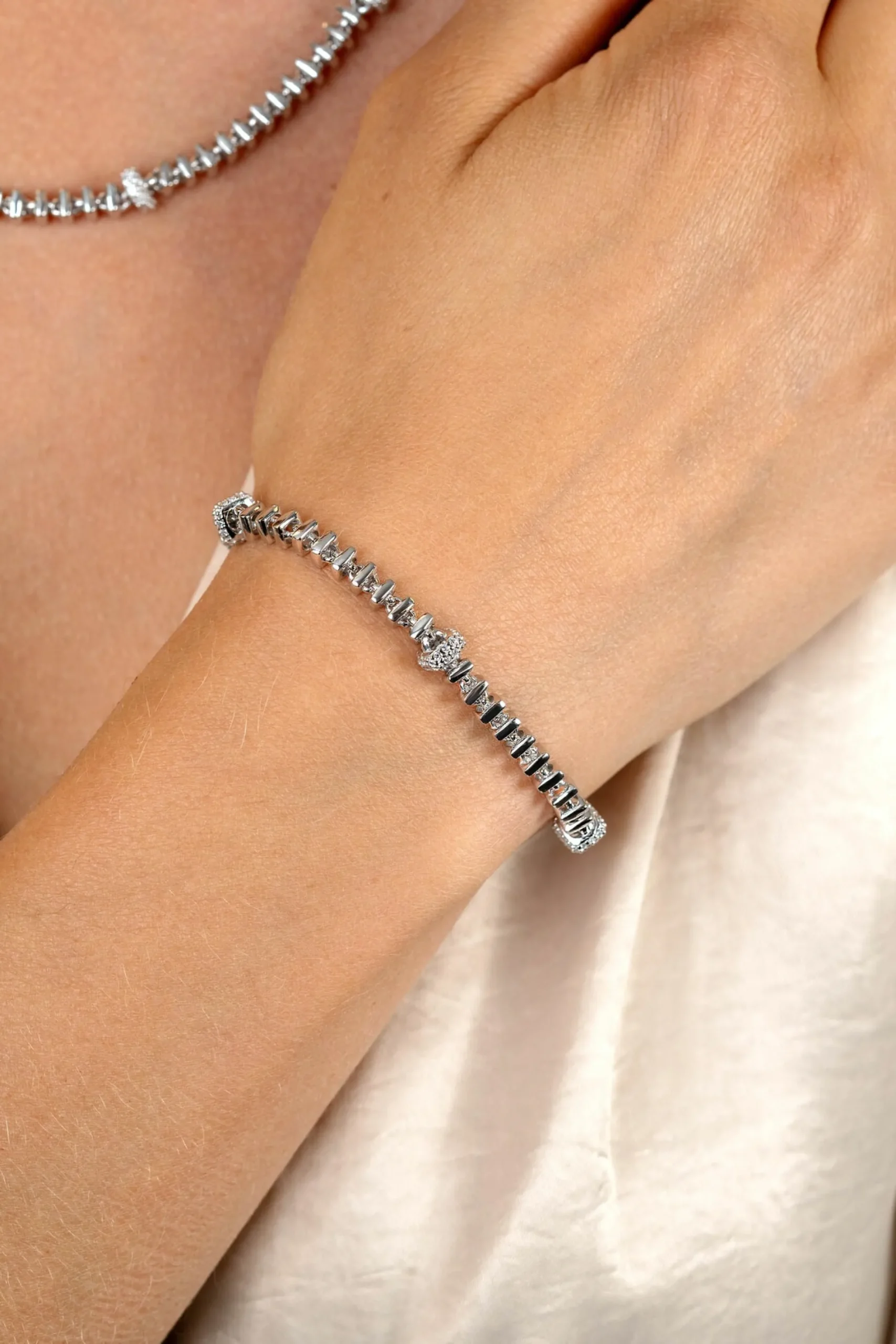 ZINZI zilveren vierkante schakel armband 6mm breed afwisselend bezet met witte zirkonia's 19cm ZIA2678